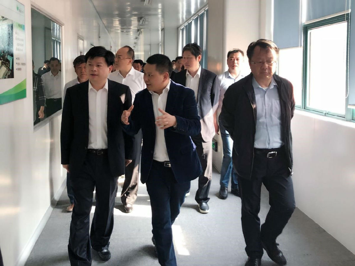 無錫惠山區(qū)領(lǐng)導(dǎo)一行參觀無錫賽晶智能車間